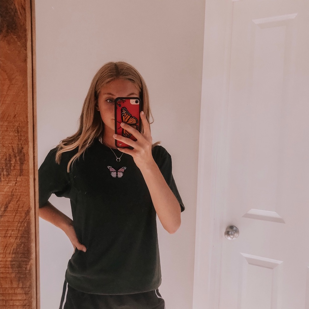 dark green t-shirt with pink butterfly patch🧸